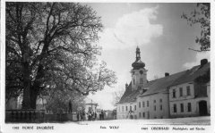 dobová pohlednice vsi s kostelem