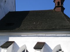 detail poškozené střechy