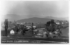 dobová pohlednice vsi s kostelem