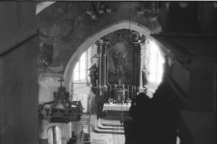 starší foto interiéru kostela - presbytář