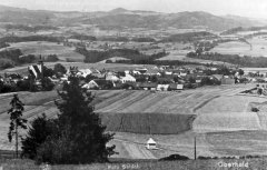celkový pohled na ves s kostelem (vlevo)