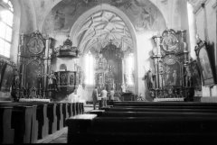starší foto interiéru kostela - zadní část