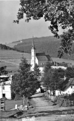 dobová pohlednice vsi s kostelem