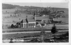 dobová pohlednice vsi s kostelem