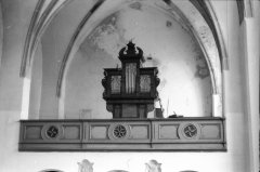 starší foto interiéru kostela - kruchta s varhanami