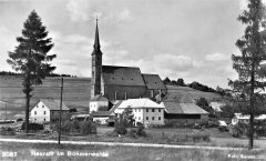 dobová pohlednice vsi s kostelem