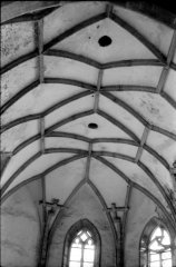 starší foto interiéru kostela -klenba presbytáře