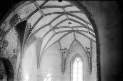 starší foto interiéru kostela - klenba presbytáře