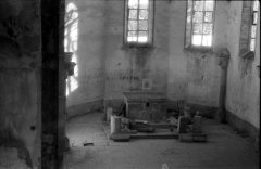 starší foto interiéru kostela - presbytář