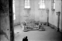 starší foto interiéru kostela - presbytář