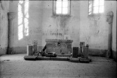 starší foto interiéru kostela - presbytář