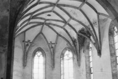 starší foto interiéru kostela - klenba presbytáře