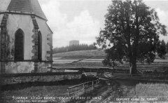 dobová pohlednice s částí kostela