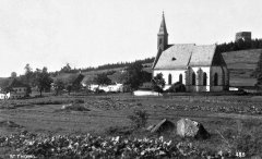 dobová pohlednice vsi s kostelem