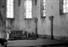 starší foto interiéru kostela - presbytář