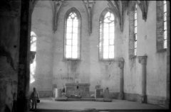 starší foto interiéru kostela - presbytář