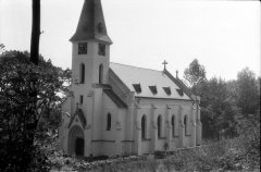opravený kostel zepředu zprava