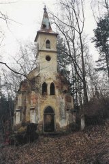chátrající kaple