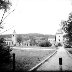 celkový pohled na kostel (vlevo)