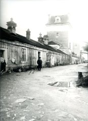 starší foto kostela (v pozadí vpravo)