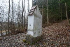 pohled zezadu zprava - zastavení křížové cesty