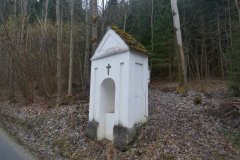 pohled zepředu zprava - první zastavení křížové cesty