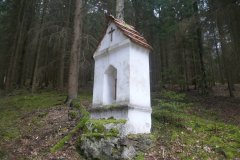 pohled zepředu zprava - zastavení křížové cesty