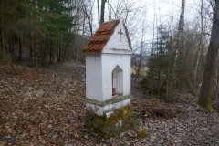 pohled zepředu zleva - zastavení křížové cesty