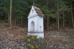 pohled zepředu zprava - zastavení křížové cesty