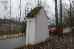 pohled zezadu zprava - první zastavení křížové cesty