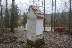 pohled zezadu zleva - zastavení křížové cesty