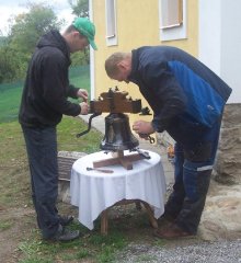 příprava na instalaci nového zvonu do sankrtusníku kaple