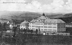 kaple na dobové pohlednici (vpravo dole)