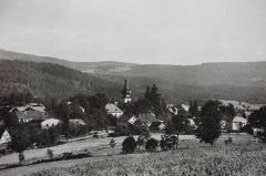celkový pohled na ves s kostelem