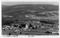 dobová pohlednice vsi s kostelem