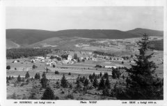 dobová pohlednice vsi s kostelem