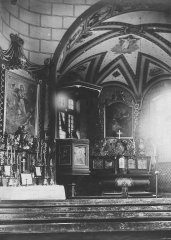 starší foto interiéru kostela - presbytář