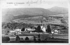 dobová pohlednice vsi s kostelem