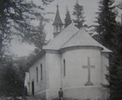 výřez snímku s kaplí z předchozí pohlednice