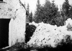 starší foto kaple (vlevo) po odstřelu sousední větší kaple