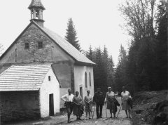 historické foto kaple (v popředí)