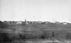 dobová pohlednice vsi s kostelem