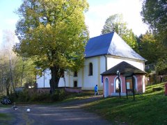 celkový pohled na kostel a kapli