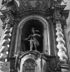 pohled do interiéru - původní oltář