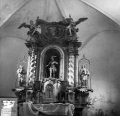 pohled do interiéru - původní oltář