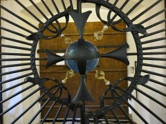 detail mříže u vstupu