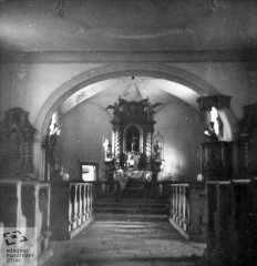 pohled do interiéru - původní oltář