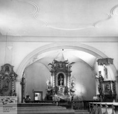 pohled do interiéru - původní oltář