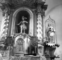 pohled do interiéru - původní oltář