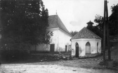 dobová pohlednice s kostelem a kaplí